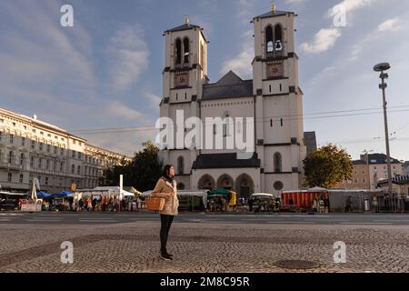 ÖSTERREICH, SALZBURG - 13. OKTOBER 2022: Einkaufsmeile vor der Mirabellkirche Stockfoto