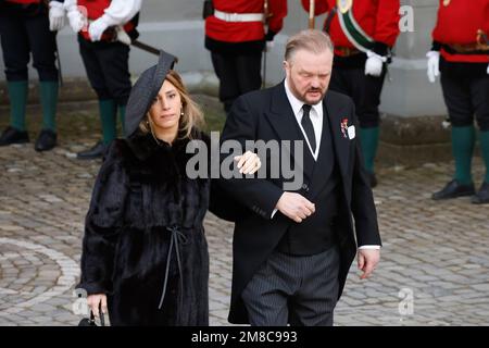 Salem, Deutschland. 13. Januar 2023. Alexander Prinz zu Schaumburg-Lippe und seine Frau Mahkameh verlassen den Minster nach der Trauerfeier für Max Margrave von Baden. Der Margrave starb am 29. Dezember im Alter von 89 Jahren im Schloss Salem am Bodensee. Kredit: Philipp von Ditfurth/dpa/Alamy Live News Stockfoto