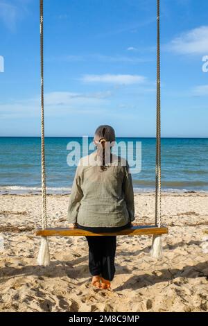 Frau, Blick auf den Ozean Stockfoto