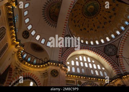 Hintergrundfoto der islamischen Architektur. Das Innere der Suleymaniye-Moschee. Istanbul Turkiye - 9.30.2022 Stockfoto