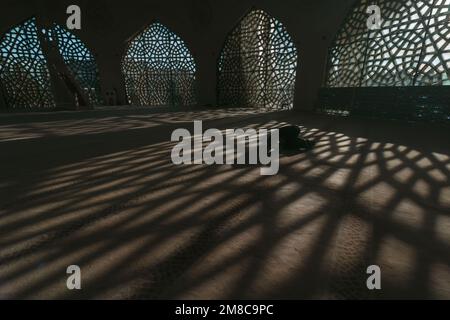 Islamisches Foto. Ein muslimischer Mann betet in einer Moschee. Fensterschatten auf dem Boden. Ramadan oder kandil oder Laylat al-qadr Konzeptfoto. Istanbul Turkiye – Stockfoto