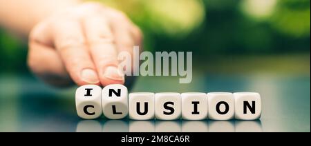 Symbol für eine bessere Einbeziehung. Würfel bilden das Wort Inclusion. Stockfoto