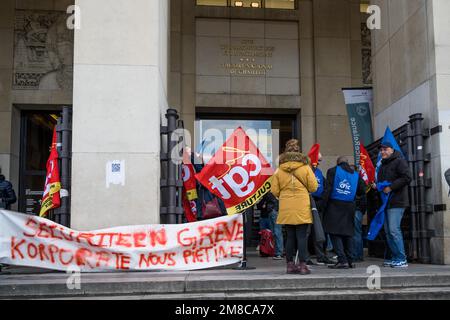 Paris, Frankreich, 13. Januar 2023. Die Mitarbeiter von Korporate, die vom Museum für Architektur als Subunternehmer beauftragt wurden, streiken seit Januar 1. Diese Mitarbeiter, die für die Museumssicherheit zuständig sind, beschuldigen den Subunternehmer, das Arbeitsgesetz oder den Tarifvertrag nicht einzuhalten. Paris, Frankreich am 13. Januar 2023. Foto: Pierrick Villette/ABACAPRESS.COM Stockfoto