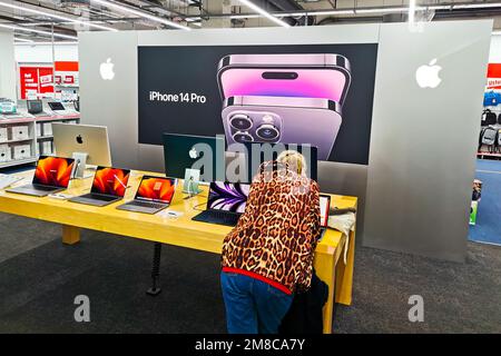 Krakau, Polen. 11. Januar 2023. Die Anzeige für das iPhone 14 Pro wird am Apple Stand in einem Geschäft in einem Einkaufszentrum in Krakau, Polen, am 11. Januar 2023 gesehen. (Kreditbild: © Beata Zawrzel/ZUMA Press Wire) NUR REDAKTIONELLE VERWENDUNG! Nicht für den kommerziellen GEBRAUCH! Stockfoto