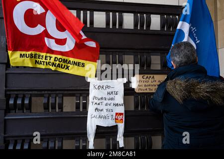 Paris, Frankreich, 13. Januar 2023. Die Mitarbeiter von Korporate, die vom Museum für Architektur als Subunternehmer beauftragt wurden, streiken seit Januar 1. Diese Mitarbeiter, die für die Museumssicherheit zuständig sind, beschuldigen den Subunternehmer, das Arbeitsgesetz oder den Tarifvertrag nicht einzuhalten. Paris, Frankreich am 13. Januar 2023. Foto: Pierrick Villette/ABACAPRESS.COM Stockfoto