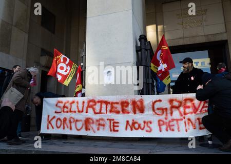 Paris, Frankreich, 13. Januar 2023. Die Mitarbeiter von Korporate, die vom Museum für Architektur als Subunternehmer beauftragt wurden, streiken seit Januar 1. Diese Mitarbeiter, die für die Museumssicherheit zuständig sind, beschuldigen den Subunternehmer, das Arbeitsgesetz oder den Tarifvertrag nicht einzuhalten. Paris, Frankreich am 13. Januar 2023. Foto: Pierrick Villette/ABACAPRESS.COM Stockfoto