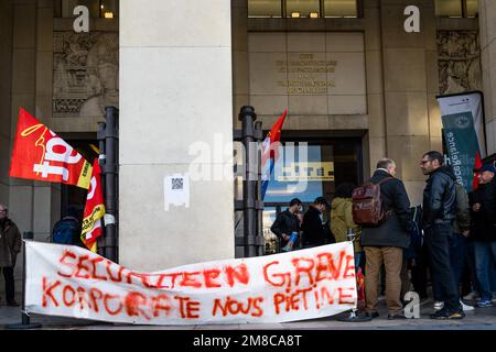 Paris, Frankreich, 13. Januar 2023. Die Mitarbeiter von Korporate, die vom Museum für Architektur als Subunternehmer beauftragt wurden, streiken seit Januar 1. Diese Mitarbeiter, die für die Museumssicherheit zuständig sind, beschuldigen den Subunternehmer, das Arbeitsgesetz oder den Tarifvertrag nicht einzuhalten. Paris, Frankreich am 13. Januar 2023. Foto: Pierrick Villette/ABACAPRESS.COM Stockfoto