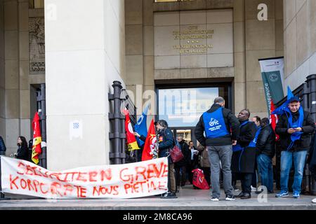 Paris, Frankreich, 13. Januar 2023. Die Mitarbeiter von Korporate, die vom Museum für Architektur als Subunternehmer beauftragt wurden, streiken seit Januar 1. Diese Mitarbeiter, die für die Museumssicherheit zuständig sind, beschuldigen den Subunternehmer, das Arbeitsgesetz oder den Tarifvertrag nicht einzuhalten. Paris, Frankreich am 13. Januar 2023. Foto: Pierrick Villette/ABACAPRESS.COM Stockfoto