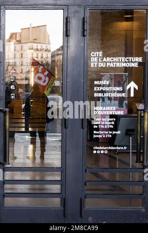 Paris, Frankreich, 13. Januar 2023. Die Mitarbeiter von Korporate, die vom Museum für Architektur als Subunternehmer beauftragt wurden, streiken seit Januar 1. Diese Mitarbeiter, die für die Museumssicherheit zuständig sind, beschuldigen den Subunternehmer, das Arbeitsgesetz oder den Tarifvertrag nicht einzuhalten. Paris, Frankreich am 13. Januar 2023. Foto: Pierrick Villette/ABACAPRESS.COM Stockfoto