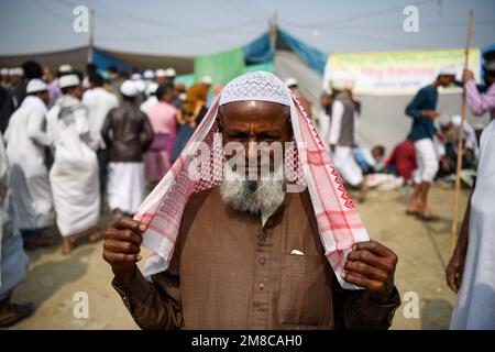 Dhaka, Bangladesch. 13. Januar 2023. Muslimische Anhänger versammeln sich in Bishwa Istema am Stadtrand von Tongi in Dhaka, der nach Hajj als zweitgrößte muslimische Gemeinde weltweit gilt. Bishwa Ijtema gilt als zweitgrößte muslimische Gemeinde nach Hajj in Tongi, 20 km von Dhaka, Bangladesch entfernt. Kredit: SOPA Images Limited/Alamy Live News Stockfoto