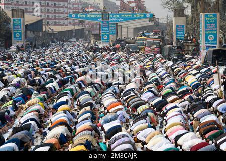 Dhaka, Bangladesch. 13. Januar 2023. Tausende Muslime beten freitags auf Gemeindeplätzen und Straßen, während sie in Biswa Ijtema, dem zweitgrößten religiösen Treffen von Muslimen der Welt, in Tongi 20 km von Dhaka, teilnehmen. Bishwa Ijtema gilt als zweitgrößte muslimische Gemeinde nach Hajj in Tongi, 20 km von Dhaka, Bangladesch entfernt. Kredit: SOPA Images Limited/Alamy Live News Stockfoto