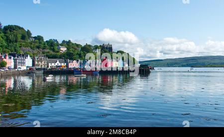 Tobermory Bay, Tobermory, Isle of Mull, Argyll, Schottland mit blauem Himmel an einem ruhigen Sommertag Stockfoto