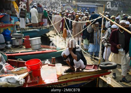 Dhaka, Bangladesch. 13. Januar 2023. Muslimische Anhänger versammeln sich in Bishwa Istema am Stadtrand von Tongi in Dhaka, der nach Hajj als zweitgrößte muslimische Gemeinde weltweit gilt. Bishwa Ijtema gilt als zweitgrößte muslimische Gemeinde nach Hajj in Tongi, 20 km von Dhaka, Bangladesch entfernt. (Foto: Piyas Biswas/SOPA Images/Sipa USA) Guthaben: SIPA USA/Alamy Live News Stockfoto