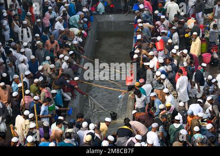 Dhaka, Bangladesch. 13. Januar 2023. Muslimische Anhänger versammeln sich in Bishwa Istema am Stadtrand von Tongi in Dhaka, der nach Hajj als zweitgrößte muslimische Gemeinde weltweit gilt. Bishwa Ijtema gilt als zweitgrößte muslimische Gemeinde nach Hajj in Tongi, 20 km von Dhaka, Bangladesch entfernt. (Foto: Piyas Biswas/SOPA Images/Sipa USA) Guthaben: SIPA USA/Alamy Live News Stockfoto