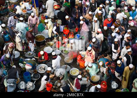 Dhaka, Bangladesch. 13. Januar 2023. Ijtema-Besucher bereiten ihr Essen in der Ijtema-Arena in den Tongi-Außenbezirken von Dhaka zu. Bishwa Ijtema gilt als zweitgrößte muslimische Gemeinde nach Hajj in Tongi, 20 km von Dhaka, Bangladesch entfernt. (Foto: Piyas Biswas/SOPA Images/Sipa USA) Guthaben: SIPA USA/Alamy Live News Stockfoto