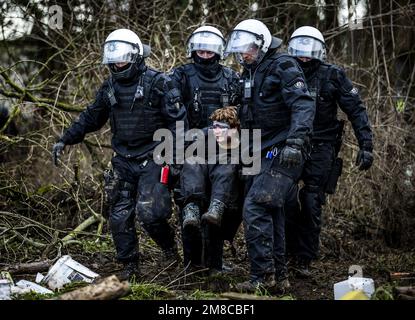 LUTZERATH - Ein Klimakämpfer wird von der Polizei entführt. Lutzerath, das in der Nähe von Roermond liegt, ist seit zwei Jahren von Klimaaktivisten besetzt, die glauben, dass Braunkohlebergbau zur globalen Erwärmung beiträgt. ANP REMKO DE WAAL niederlande raus - belgien raus Stockfoto