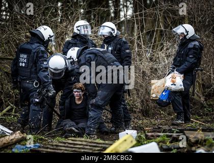 LUTZERATH - Ein Klimakämpfer wird von der Polizei entführt. Lutzerath, das in der Nähe von Roermond liegt, ist seit zwei Jahren von Klimaaktivisten besetzt, die glauben, dass Braunkohlebergbau zur globalen Erwärmung beiträgt. ANP REMKO DE WAAL niederlande raus - belgien raus Stockfoto