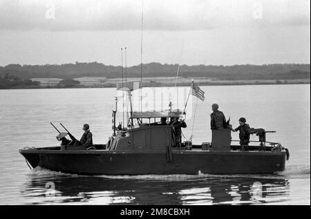 Matrosen an Bord eines Spezialbootes 26 (SBU 26) PBR Mark 2 Patrouillenboot stehen bei einer Fahrt über den Gatun-See neben ihren Waffen. Das Patrouillenboot begleitet ein mechanisches LCM 8-Landefahrzeug der Army von Fort Sherman in die Stadt Coco Solo. Land: Panama (PAN) Stockfoto