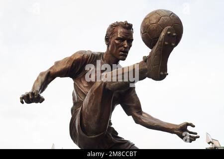 Bronzestatue des legendären Arsenal-Fußballspielers Dennis Bergkamp vor dem Emirates-Stadion Stockfoto