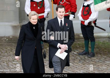 Salem, Deutschland. 13. Januar 2023. Marie-Herzogin von Württemberg und ihr Sohn Wilhelm-Herzog von Württemberg verlassen den Minster nach der Beerdigung von Max Margrave von Baden. Der Margrave starb am 29. Dezember im Alter von 89 Jahren im Schloss Salem am Bodensee. Kredit: Philipp von Ditfurth/dpa/Alamy Live News Stockfoto