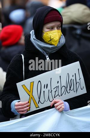 Hamburg, Deutschland. 13. Januar 2023. Anhänger der Klimabewegung Fridays for Future (FFF) demonstrieren im Stadtzentrum für die Erhaltung von Lützerath und einen raschen Ausstieg aus dem Braunkohlebergbau. Kredit: Christian Charisius/dpa/Alamy Live News Stockfoto