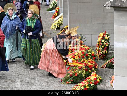 Salem, Deutschland. 13. Januar 2023. Frauen in historischen Kostümen kommen zur Beerdigung von Max Margrave von Baden. Der Bestattungsservice richtet sich an den Familienkreis, freundliche Häuser und Vertreter aus Politik, Wirtschaft und Kultur. Der Margrave starb am 29. Dezember im Alter von 89 Jahren im Schloss Salem am Bodensee. Kredit: Bernd Weißbrod/dpa/Alamy Live News Stockfoto
