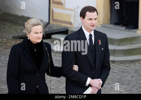 Salem, Deutschland. 13. Januar 2023. Marie-Herzogin von Württemberg und ihr Sohn Wilhelm-Herzog von Württemberg verlassen den Minster nach der Beerdigung von Max Margrave von Baden. Der Margrave starb am 29. Dezember im Alter von 89 Jahren im Schloss Salem am Bodensee. Kredit: Philipp von Ditfurth/dpa/Alamy Live News Stockfoto