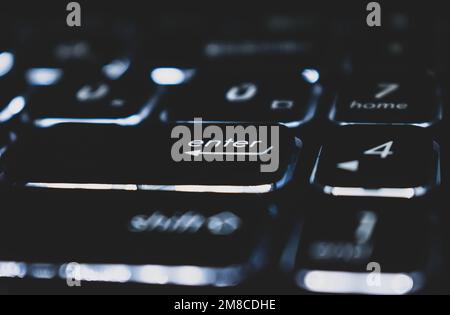 Eine Nahaufnahme der ENTER-Taste auf einer Tastatur eines Laptops Stockfoto