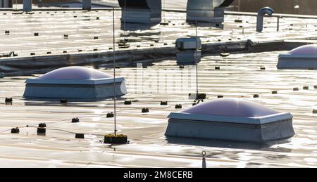 Dachluke auf Industriegebäude mit Flachdach bei Regen Stockfoto