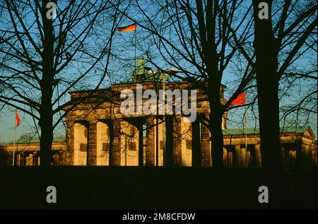 Die ostdeutsche Flagge fliegt über dem Brandenburger Tor. Basis: Berlin Land: Deutschland / Deutschland (DEU) Stockfoto