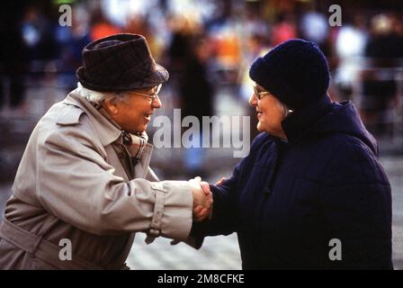 Freunde begrüßen sich gegenseitig am Ku'damm in Westdeutschland. Basis: Berlin Land: Deutschland / Deutschland (DEU) Stockfoto