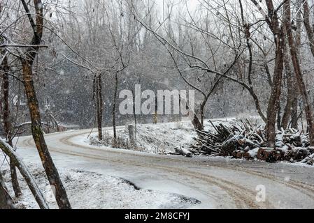 Allgemeine Ansicht der schneebedeckten Straße bei Schneefall. Kaschmir erhielt frischen Schneefall mit höheren Gebieten des Tals, die mäßigen bis schweren Schneefall und leichten bis mäßigen Schneefall in Ebenen hatten, was zu einer störenden Sicht führte. Dies beeinträchtigte den Flugbetrieb und die Schließung der nationalen Autobahn Srinagar-Jammu. Stockfoto