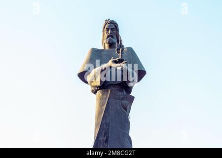DUSCHANBE, TADSCHIKISTAN - 20. JULI 2022: Statue des persischen Dichters Ferdowsi im Park vor dem blauen Himmel. Stockfoto