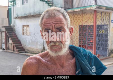 Ein Porträt eines Kubaners mittleren Alters, der draußen steht Stockfoto
