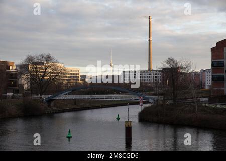 Berlin, Deutschland. 13. Januar 2023. Kamin der Heizungsanlage und Fernsehturm, Berliner Fernsehturm, am 13. Januar 2023 in Berlin. (Foto: Michael Kuenne/PRESSCOV/Sipa USA) Guthaben: SIPA USA/Alamy Live News Stockfoto