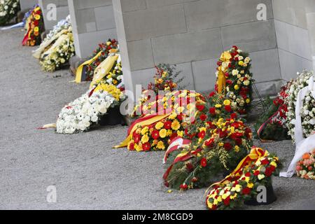 Salem, Deutschland. 13. Januar 2023. Nach der Beerdigung von Max Margrave von Baden liegen Blumenkränze um den Minster. Der Margrave starb am 29. Dezember im Alter von 89 Jahren im Schloss Salem am Bodensee. Kredit: Philipp von Ditfurth/dpa/Alamy Live News Stockfoto