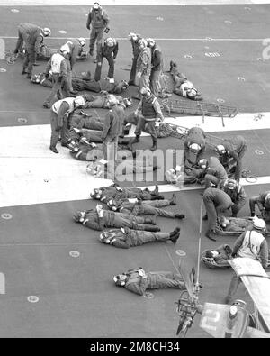 Besatzungsmitglieder an Bord des nuklearbetriebenen Flugzeugträgers USS ABRAHAM LINCOLN (CVN-72) führen eine Übung für Massenunfälle durch. Land: Atlantik (AOC) Stockfoto