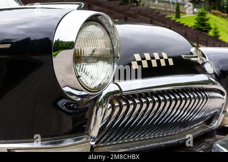 Sairme, Georgia, 06.06.21. GAZ M21 Volga, Modell der dritten Serie, Nahaufnahme des Scheinwerfers und der Vorderseite des Autos, luxuriöses altes schwarzes Auto auf einer Straße Stockfoto