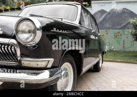 Sairme, Georgia, 06.06.21. GAZ M21 Volga, Modell der dritten Serie, Nahaufnahme des Scheinwerfers und der Vorderseite des Autos, luxuriöses altes schwarzes Auto auf einer Straße. Stockfoto