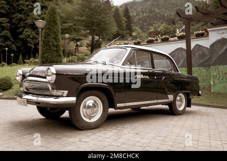 Sairme, Georgia, 06.06.21. GAZ M21 Wolga, Modell der dritten Serie, luxuriöses altes schwarzes Auto mit Taximarkierungen, geparkt auf einer Straße in Sairme. Stockfoto