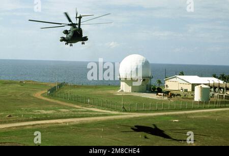 Ein Marine Corps CH-53D Sea Hallion Helikopter verlässt eine Radaranlage, nachdem er eine Ladung Vorräte geliefert hat. Die Einrichtung wurde als Truppen geschlossen, die der philippinischen Regierungsschlacht zur Zerschlagung eines versuchten Putsches von Rebellengruppen innerhalb der philippinischen Streitkräfte treu sind. Land: Philippinen (PHL) Stockfoto