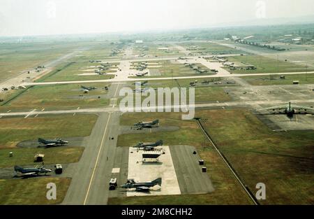 Luftaufnahme mehrerer 3. taktischer Kampfflugzeuge F-4E Phantom II, die in ihren Verbreitungsgebieten geparkt sind. Stützpunkt: Clark Air Base Staat: Luzon Country: Philippinen (PHL) Stockfoto