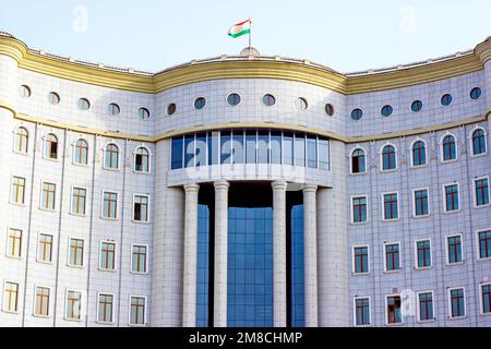 DUSCHANBE, TADSCHIKISTAN - 28. JULI 2022: Eintritt zur tadschikischen Nationalbibliothek am Sommertag. Stockfoto