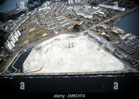 Die soeben fertiggestellte Mülldeponie Briggs Bay und die Umgebung aus der Vogelperspektive. Basis: Marinestützpunkt, Yokosuka Land: Japan (JPN) Stockfoto