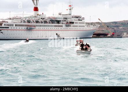 Der Start mit Präsident George H.W. Bush nähert sich dem sowjetischen Kreuzfahrtschiff MAKSIM GORKIY. Aufgrund eines schweren Sturms wird der Ort des Gipfels zwischen Bush und dem sowjetischen Vorsitzenden Michail Gorbatschow im Dezember 2-3 von zwei Kriegsschiffen auf einen größeren GORKIY verlegt, der am Pier festgebunden ist. Basis: Marsaxlokk Bay Country: Malta (MLT) Stockfoto