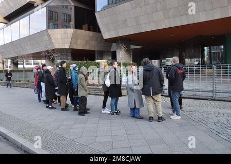 Berlin, Deutschland. 13. Januar 2023. Die tschechischen Bürger warten vor der tschechischen Botschaft in Berlin auf die Eröffnung der Wahlstation für die Wahl des tschechischen Präsidenten am 13. Januar 2023. Kredit: Ales Zapotocky/CTK Photo/Alamy Live News Stockfoto