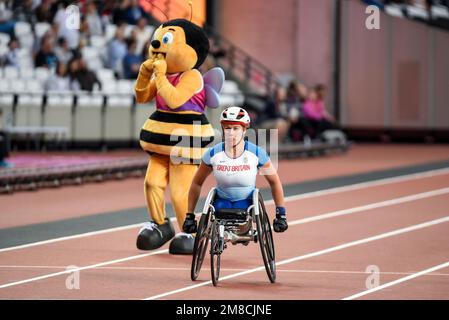 Hannah Cockroft nach dem Sieg beim Rollstuhlrennen T34 400m bei der World para Athletics Championship 2017 in London, Großbritannien. Maskottchen Whizbee Stockfoto