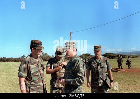 GENERAL Robert W. Riscassi, zweiter von rechts, stellvertretender STABSCHEF, USA Armee, spricht mit einem Staff Sergeant während seines Besuchs auf der Basis. BGEN Craig Hagan, Stellvertretender Divisionskommandeur, 25. Infanteriedivision (Light), steht an zweiter Stelle von links. Basis: Schofield Barracks, Kaneohe Bay Bundesstaat: Hawaii (HI) Land: Vereinigte Staaten von Amerika (USA) Stockfoto