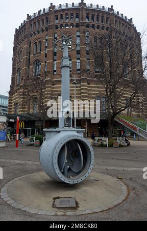 Gasometer der ehemaligen Gaswerke in Guglgasse, Wien, jetzt in Wohnhäusern, Geschäften und Konzertsälen bedeckt. Ein Schauplatz im James Bond Living Daylights Film Stockfoto