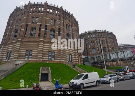 Gasometer der ehemaligen Gaswerke in Guglgasse, Wien, jetzt in Wohnhäusern, Geschäften und Konzertsälen bedeckt. Ein Schauplatz im James Bond Living Daylights Film Stockfoto